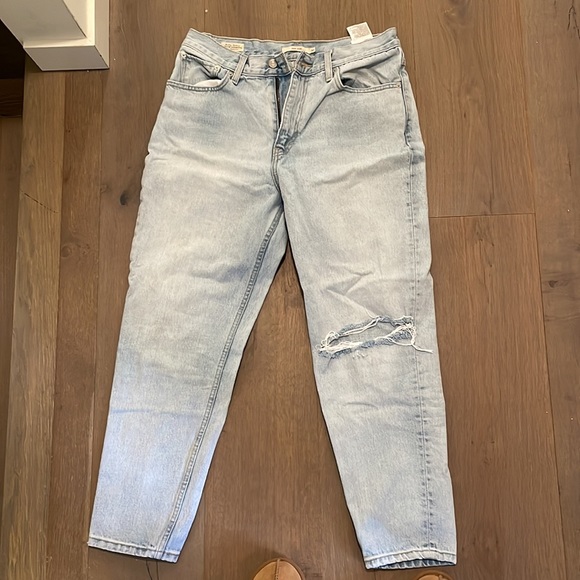 Authentic Levi’s mom jean, light wash, size 30 - Picture 2 of 3